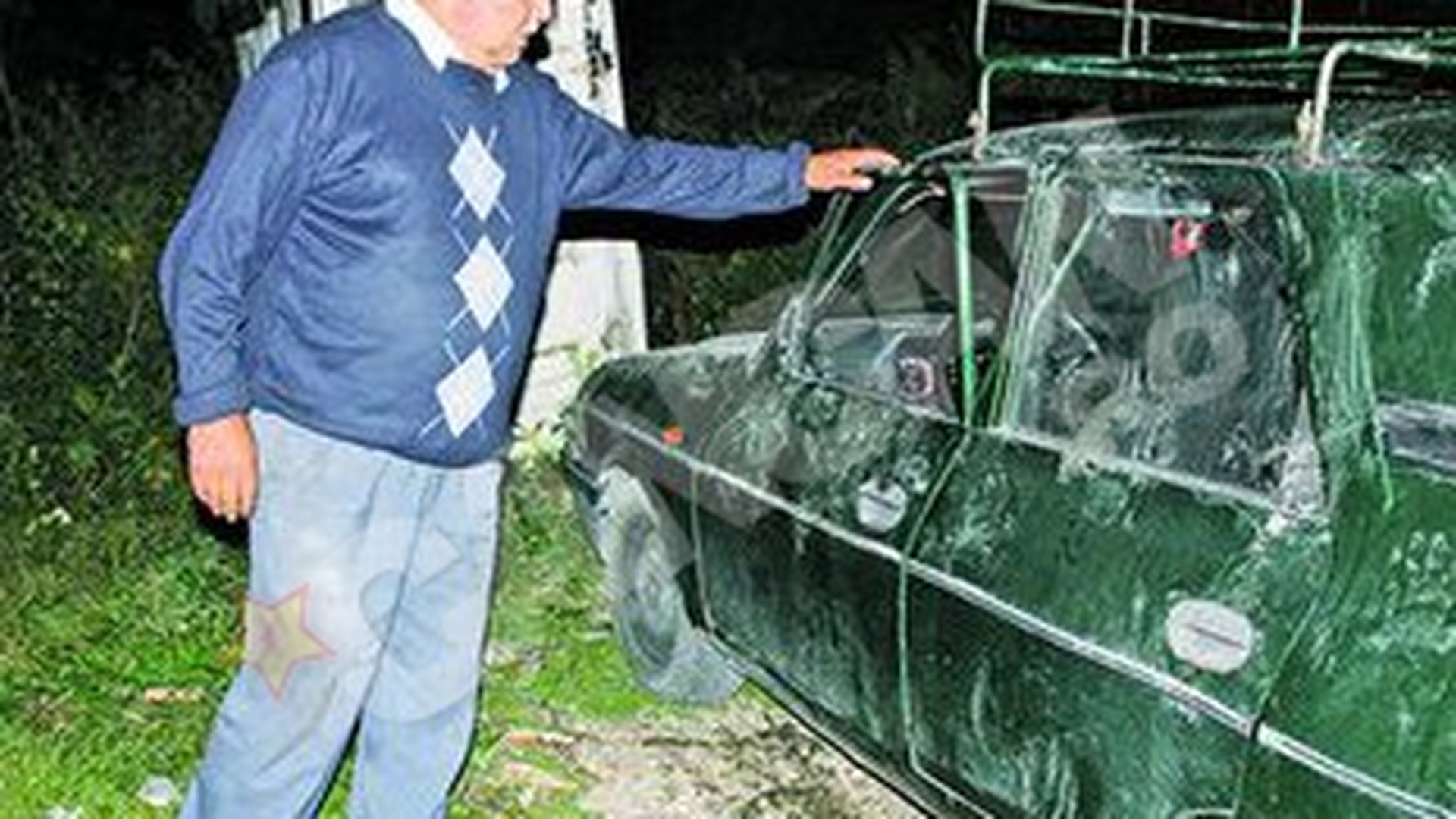 Innebunit de mirosul de zmeura, care venea din portbagaj! Un urs a devastat o Dacia 1300