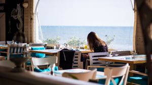 Cât a scos din buzunar o turistă pentru o porție de mămăliguță la Eforie Nord. A încremenit când a văzut nota de plată