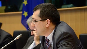 Ministrul Vlad Voiculescu s-a prezentat stresat tare la Antena 3 sâmbătă seara. Nepotul lui "Don Nic" a ieşit să dea explicaţii despre ULUITOAREA combinaţie de la Ministerul Sănătăţii

