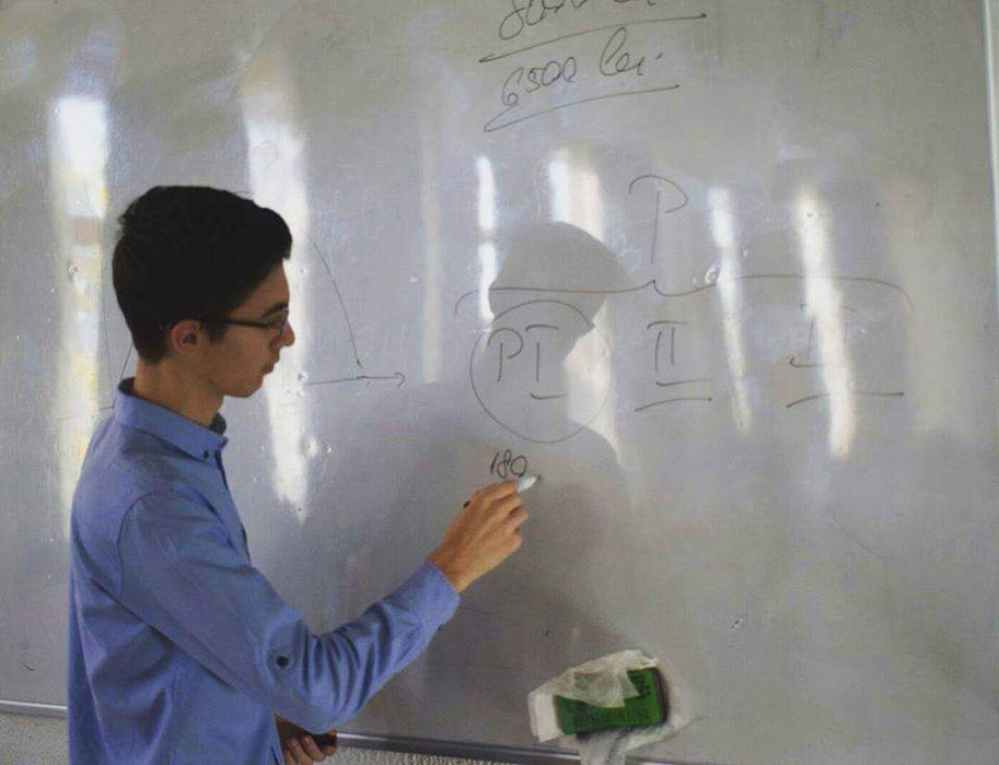 După ce a luat media 10 la examenul de bacalaureat, Sebi va studia în Olanda