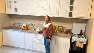 Diana, tânăra de 23 de ani care a rămas văduvă cu doi copii s-a mutat în casa construită din donații: ”Noi trebuie să fim lângă ea”