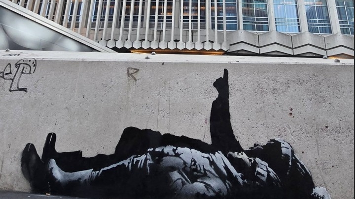 Misteriosul Banksy revine! O nouă operă de artă a apărut din senin pe zidurile Londrei!