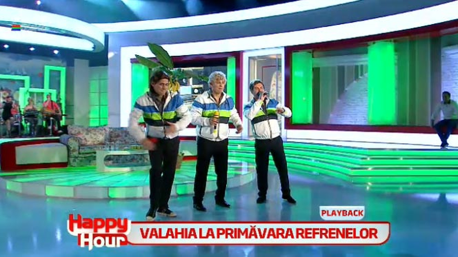 "Valahia" a urcat din nou pe scena! Uite-i pe Adi de la Valcea, Liviu Guta si Dinu Maxer cum imita celebra trupa