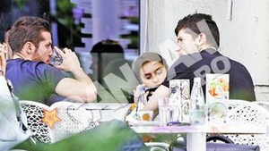 L-a scos la terasa pe noul "fratior"! Cristi Tanase l-a cinstit pe Alex Chipciu cu o apa plata