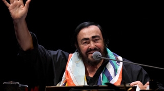 Lumea s-a ingramadit sa vada casa lui Pavarotti