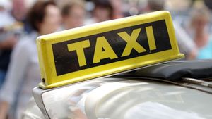Reacția unui taximetrist când i se cere să pornească aparatul de taxat: „Daţi-vă jos din maşină în p*** mea”