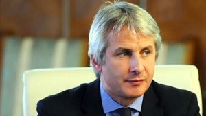 Ce s-a întâmplat cu Orlando Teodorovici, ministrul ”Casanova”, după ce a fost demis de premier. El şi fosta soţie au...