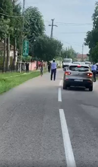 Scene șocante între polițiști și mai mulți bărbați în județul Gorj! Agenții au scos armele și au fost înjurați de scandalagii: “Vrei să te bat cu pistolul în mână?”
