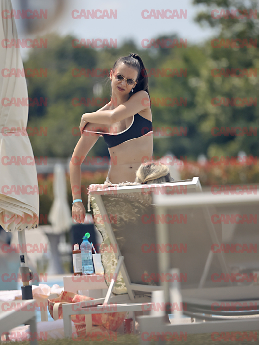 Mara Mareș a pus politica pe pauză și a oferit imaginile zilei, la piscină! Soarele a lovit năprasnic, dar… Show de deputat uns cu toate alifiile… de protecție! 