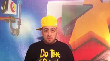 CRBL, asa cum nu l-ai mai vazut niciodata! In dres si cu un coif mare pe cap, langa bradul de Craciun!