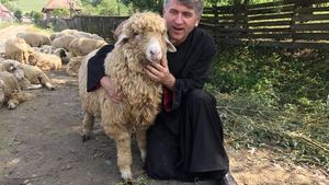 A fost exclus oficial din Biserică, dar Cristian Pomohaci refuză să lepede sutana. Cum se afişează în public!
