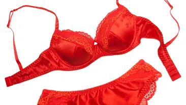 Nu uita! Trebuie să-ţi săruti iubitul sub vâsc, să porţi ceva nou, să ţii mâna pe bani la miezul nopţii dacă vrei să ai un an bun!