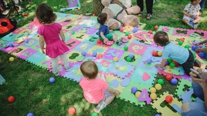 Incredibil ce a pățit o familie de români din Spania! Bebelușul lor a înghițit o pastilă de ecstasy găsită într-un parc