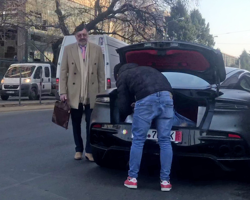 Dan Nicorescu a făcut piața în Obor cu mașina de 350.000 €!