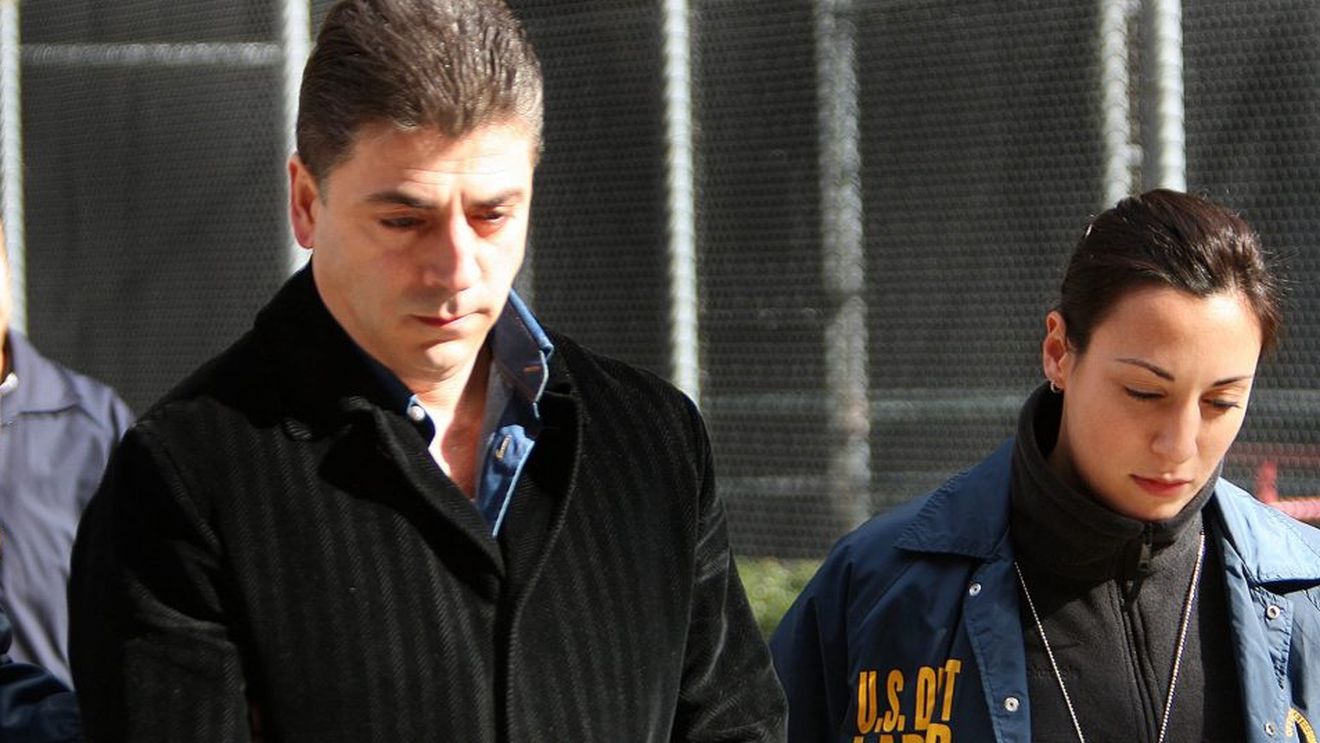 Capul unei familii aparţinând Mafiei din New York a fost ucis în faţa reşedinţei sale