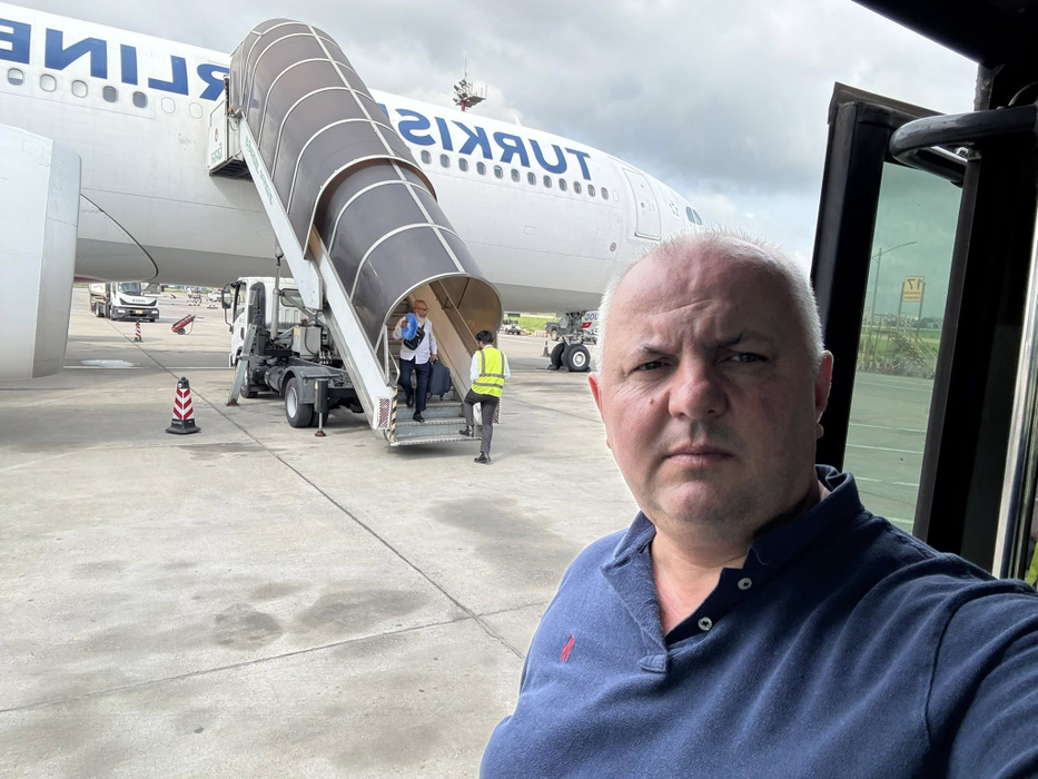 Clipe de groază pentru afaceristul Avram Gal, aflat în timpul unui zbor. La scurt timp după decolare, unul dintre motoarele aeronavei a luat foc