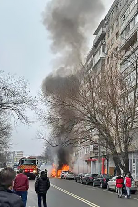 Flăcările au nimicit mașina electrică