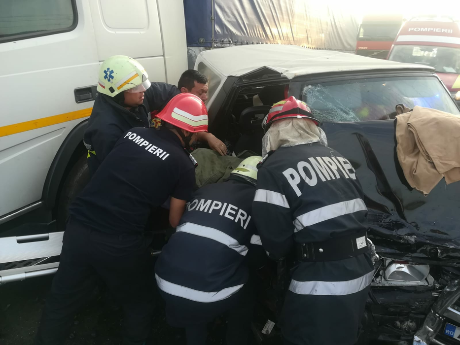 Doi răniți grav în urma impactului dintre un tir și un autoturism pe Valea Ursului, în Argeș