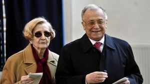 Nu mai poate merge decât ajutată de SPP-işti! Imagini tulburătoare cu Fosta Primă Doamnă a României