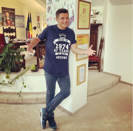 Cine este puștiul de-o șchioapă de lângă tatăl său? Acum e celebru la Pro TV