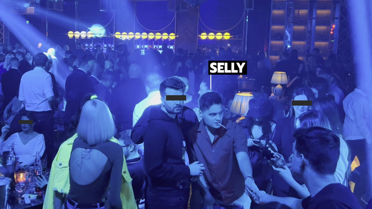 Selly nu pare deloc entuziasmat de atmosfera din club (Foto: CANCAN.RO)