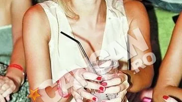 Roxana Ionescu lucreaza la o firma si promoveaza o cunoscuta marca de tequila! Angajata cu carte de munca dupa ce si-a luat licenta