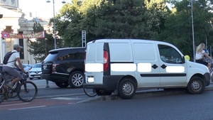 Un bucurestean a reusit imposibilul! A incercat sa mearga simultan pe pista de biciclete si pe sosea!