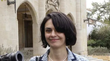 La 38 de ani, e o romanca de mare succes! Presa straina a botezat-o “Doamna Draculescu”! Afla senzationala ei poveste