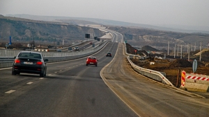 Ploiesti: O cisterna incarcata cu benzina s-a rasturnat la intrarea pe A3