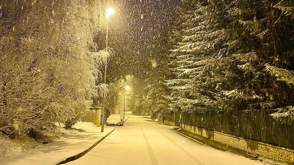 Iarna nu și-a spus ultimul cuvânt! Poiana Brașov, acoperită de zăpadă în mijlocul primăverii. FOTO + VIDEO