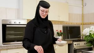 Maica Stareță Iuliana de la Mănăstirea Hristos Pantocrator din Alba Iulia ne îmbie cu cartofi rumeniți în susan, aurii și binecuvântați cu mireasmă de usturoi