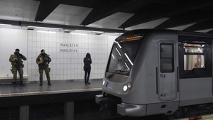 Atac cu cuțitul într-o stație de metrou! O femeie a fost grav rănită