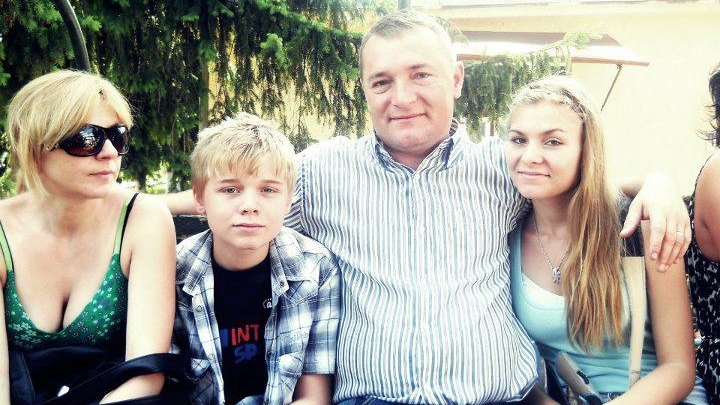 Tatal pustiului blond de la “Romanii au talent” s-a intors din Afganistan. Vezi ce decizie-soc a luat, cand l-a vazut pe aeroport