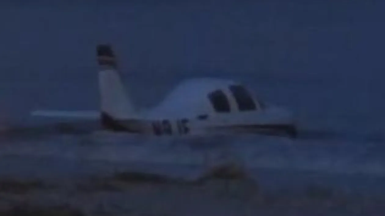 VIDEO A murit lovit de un avion in timp ce facea jogging pe plaja!