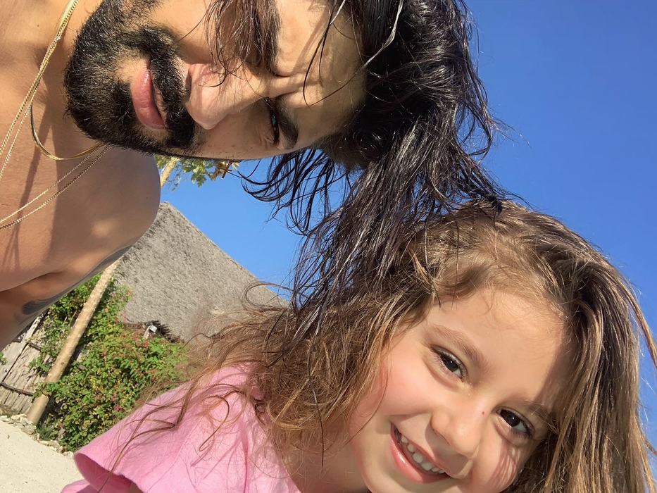 Connect-R o să turbeze! Fotografii cu Misha dezbrăcată, făcute publice astăzi