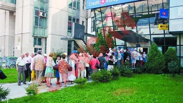 S-au grabit sa-si ia banii din banca jefuita
