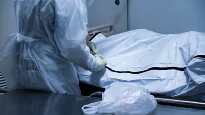 O femeie a fost declarată moartă de medici. Angajatul de la crematoriu a verificat și a văzut că era caldă și respira