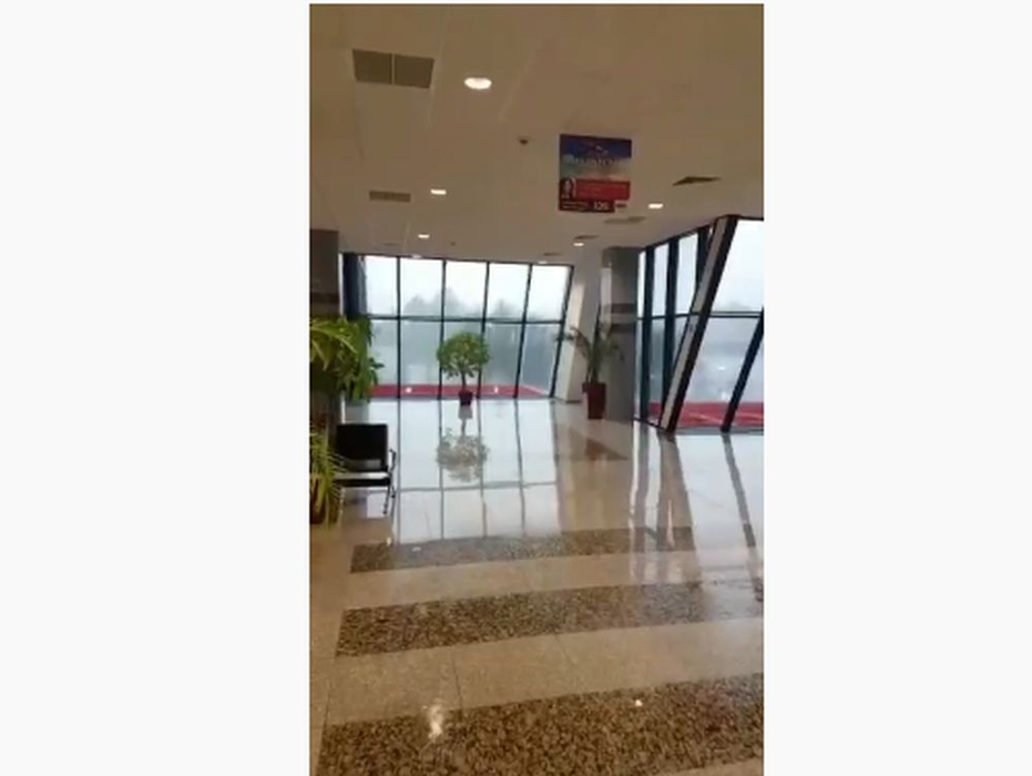 Plouă prin tavanul aeroportului din Craiova! Imagini surprinse de un pasager