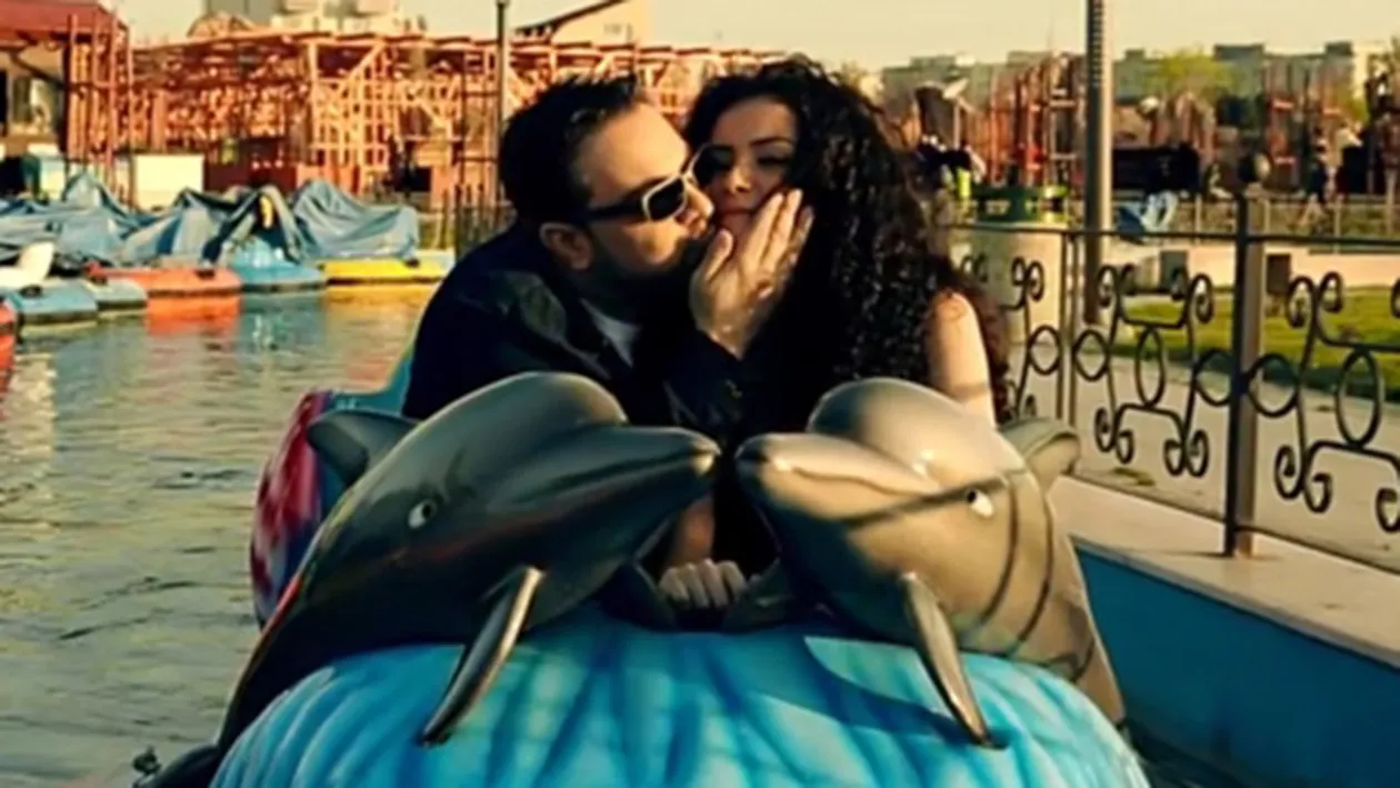 VIDEO Imaginile care-l fac de ras pe Florin Salam! Manelistul se plimba in barci pentru copii si calareste un cal de lemn