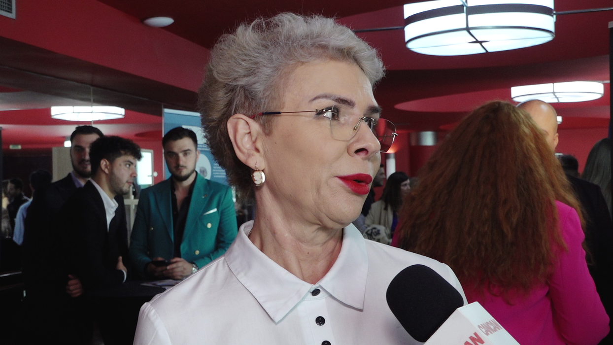Teo Trandafir poate fi ascultată în programul "Bară la bară", pe Radio Impuls, în fiecare zi de la 16 la 19 (Foto: captură video)