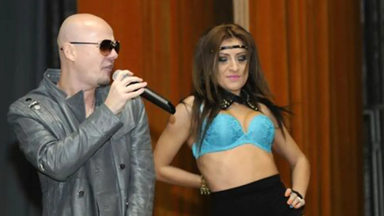 Balul Bobocilor cu scandal! Elevii au ramas socati cand au vazut ce fac aceste fete cu trupurile lor. Directoarea a oprit dezmatul