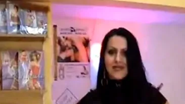 VIDEO A mers la sexshop ca sa isi condimenteze viata sexuala! Uite ce fantezii nebune are amanta Perversului de pe Targu Ocna!