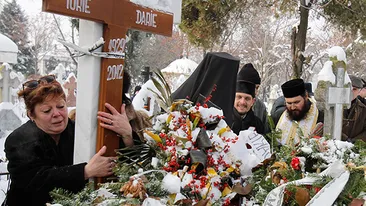 Si acum ii simte lipsa lui Iurie Darie! Anca Pandrea i-a luat crucea in brate si l-a intrebat: Iti e frig acolo, dragule?