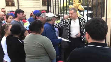 Imagini uluitoare! Gigi Becali a împărțit teancuri de bani oamenilor nevoiași