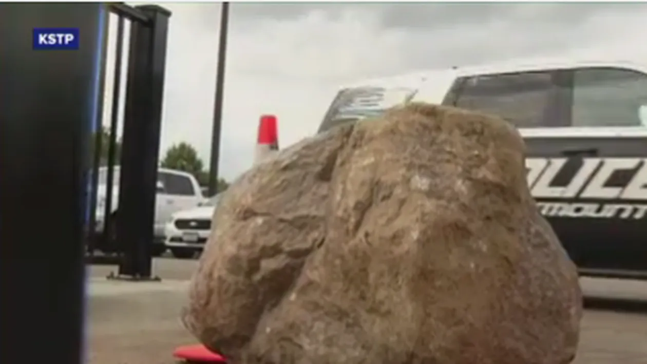 Tragedie pe şosea. Mamă şi fiică, ucise instantaneu de o rocă de 360 de kilograme