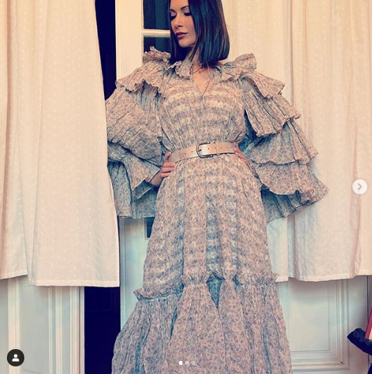 Andreea Berecleanu a pozat goală în cadă. Imaginea cu prezentatoarea Observatorului, pusă sub lupă de cârcotași