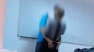 Profesorul filmat în timp ce săruta pasional o elevă în fața clasei a demisionat