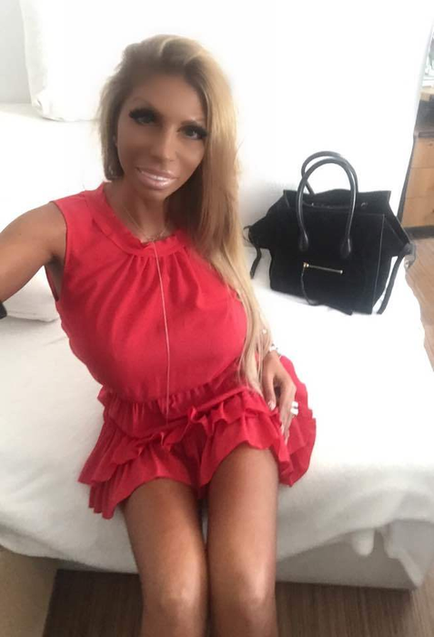 ”Prinţesa îngheţatei” nu a renunţat la solar şi nici la pozatul sexy