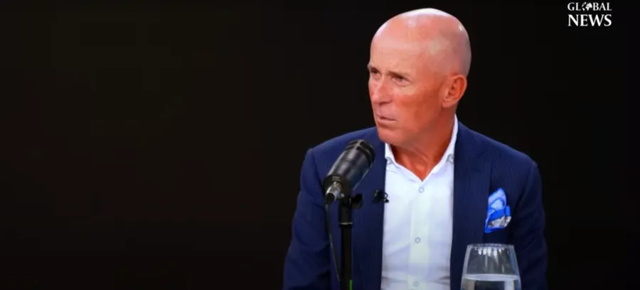 Mugur Mihăescu, în timp ce prezintă emisiunea Zâmbetul Democrației/ Sursa foto: Captură video