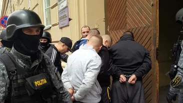 Ce a făcut un polițist în momentul în care s-a întâlnit cu mai mulți interlopi. S-a dus la bar și... “Pentru cel care înjură!”